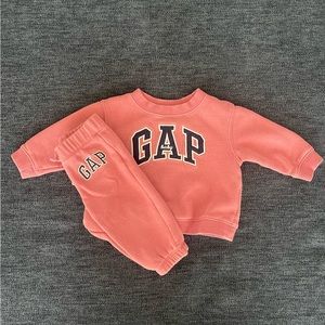 baby GAP sweatsuit 6-12m